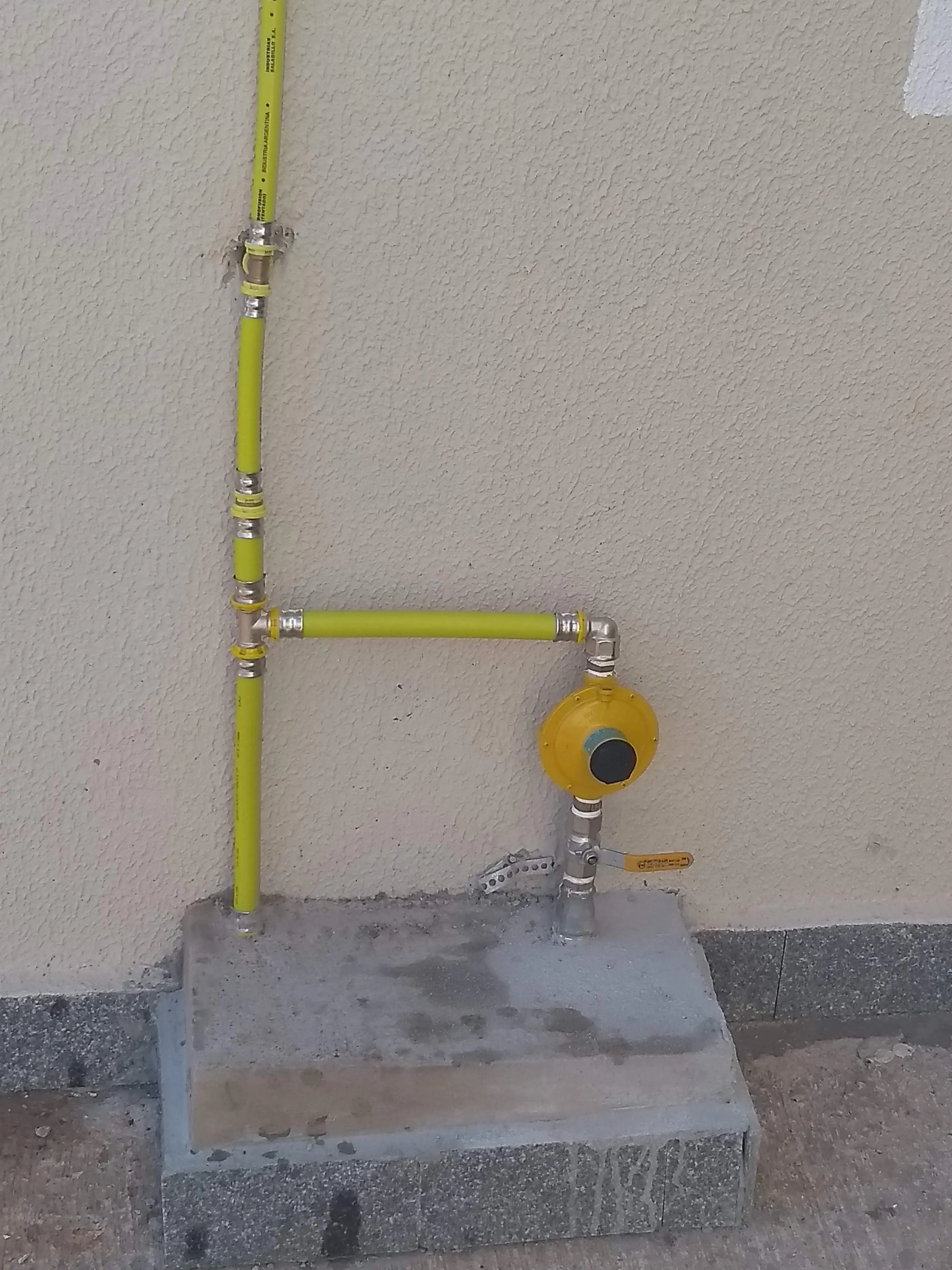 Cavalete com regulador de gás em instalação predial em Sumaré